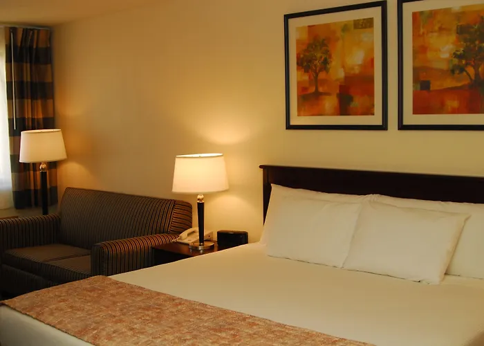 Ramada By Wyndham Bettendorf